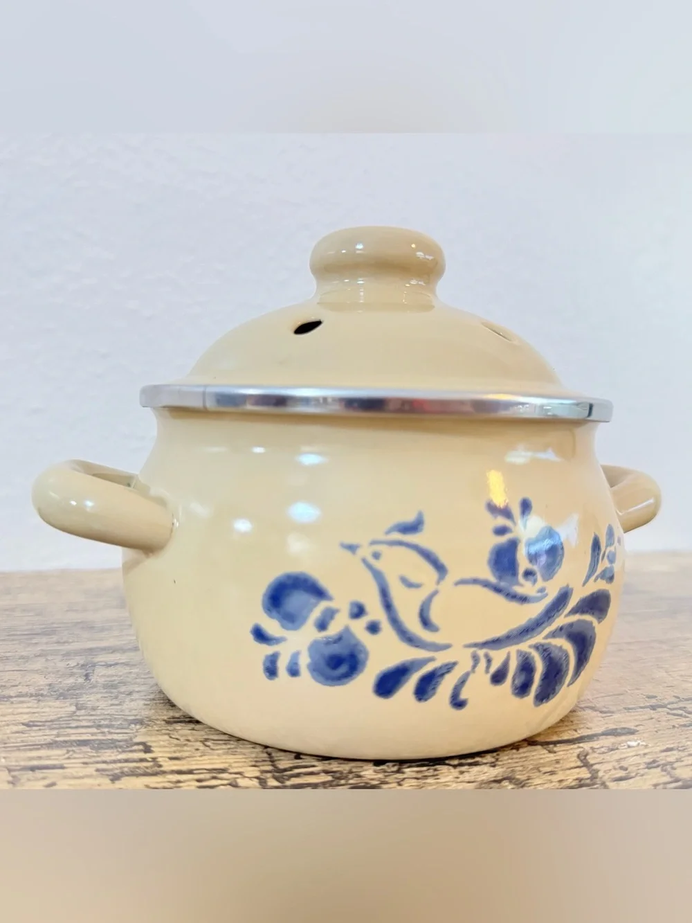 Vintage Pfaltzgraff Yorktowne Garlic Keeper with Lid | Blue Bird